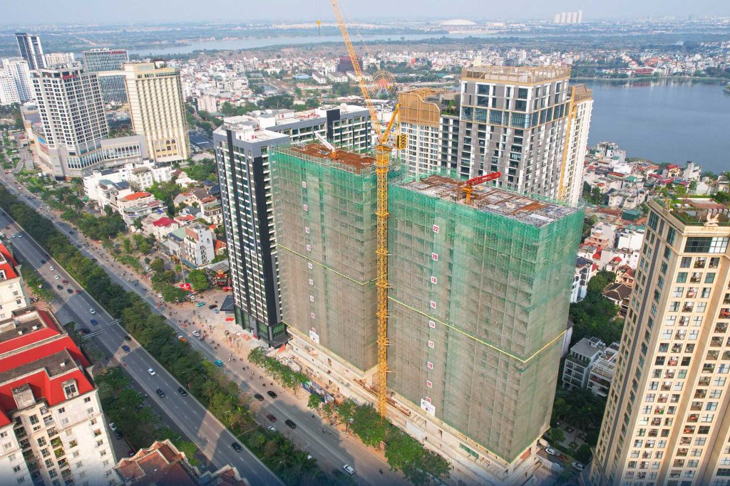 Hình ảnh flycam tiến độ thi công dự án chung cư Celestine Westlake Tây Hồ mới nhất tháng 4/2026, góc nhìn trực diện ra mặt nước Hồ Tây