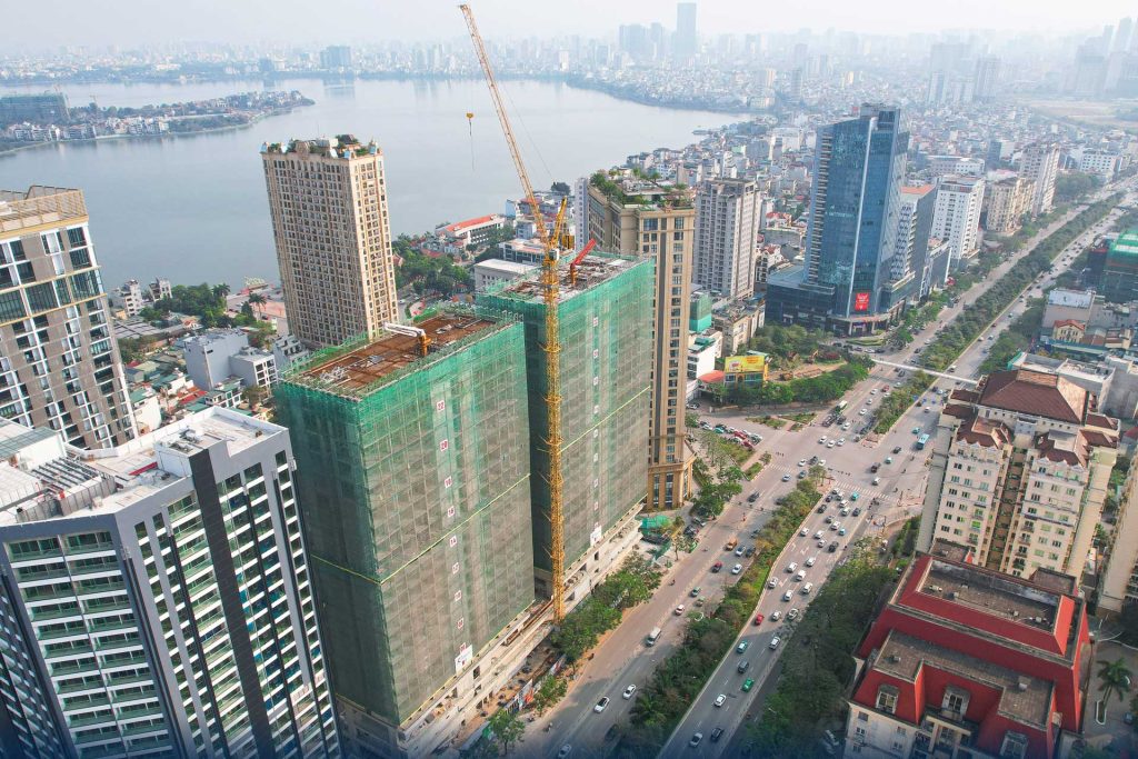 Hình ảnh tiến độ cất nóc tòa tháp chung cư Celestine Westlake Tây Hồ tháng 04/2026, tầm nhìn thoáng đãng hướng về Hồ Tây
